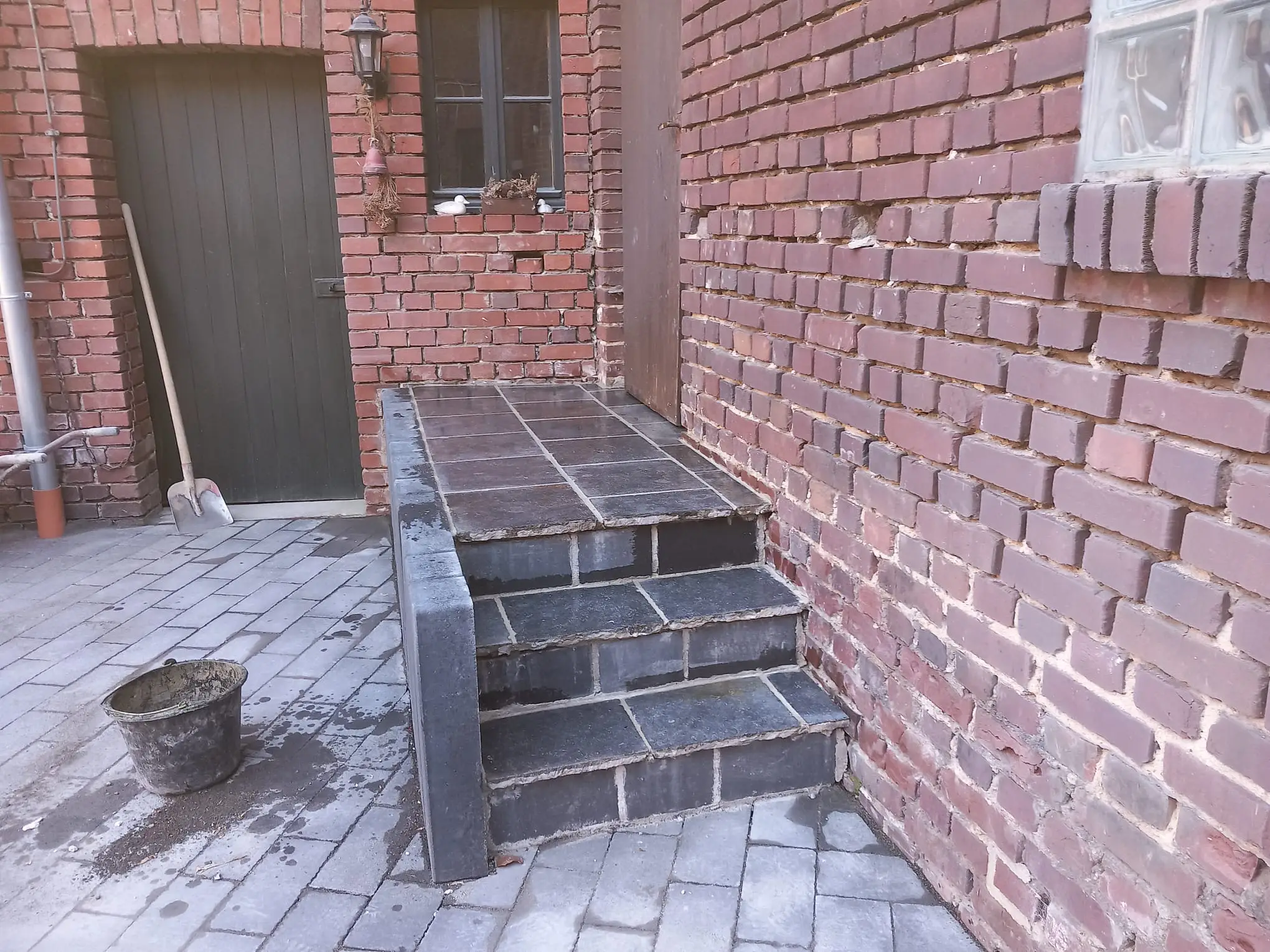 Eine frisch gelegte Treppe mit Platten aus dem Bestand